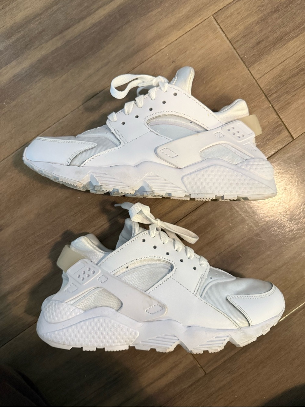 Nike Women’s Huaraches - white